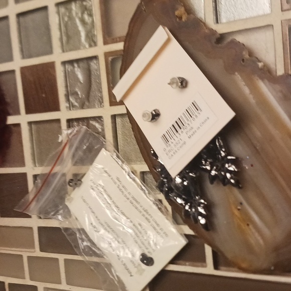 Amrita Earrings - Picture 2 of 3